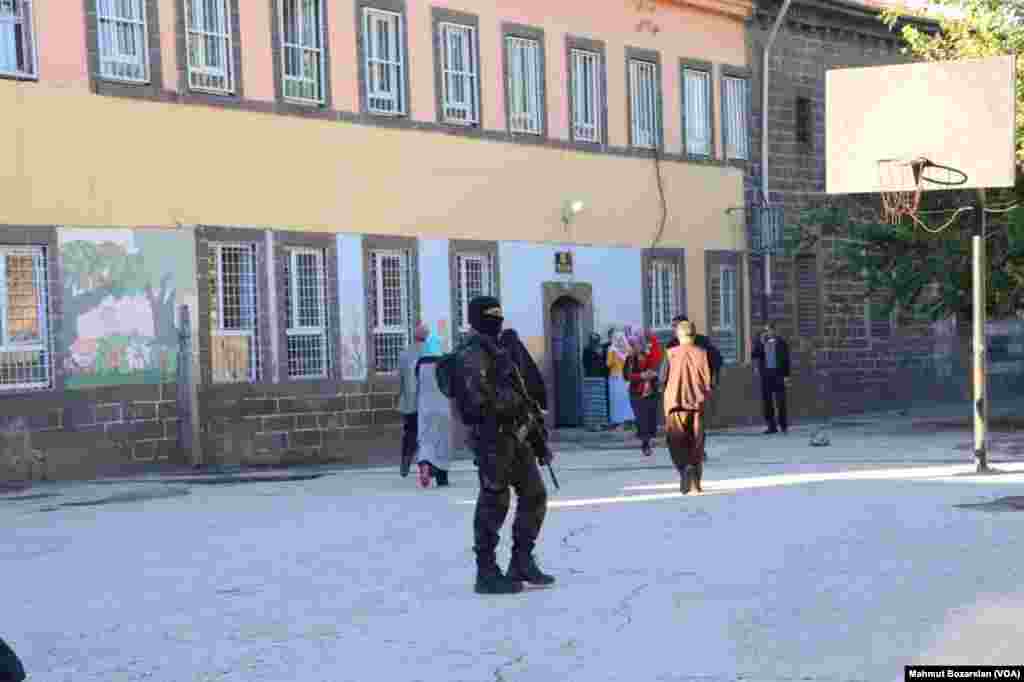 Diyarbakır'ın Sur mahallesinde seçim için sıkı güvenlik önlemleri alındı