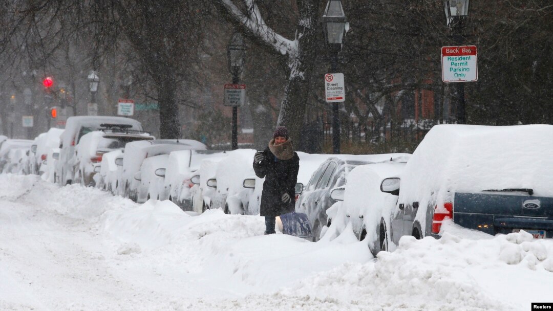 Seorang pengemudi di Boston, Massachusetts harus membersihkan salju yang mengubur mobilnya pasca hantaman badai, 3 Januari 2013 (Foto: dok).
