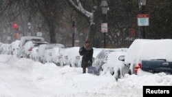 Seorang pengemudi di Boston, Massachusetts harus membersihkan salju yang mengubur mobilnya pasca hantaman badai, 3 Januari 2013 (Foto: dok).