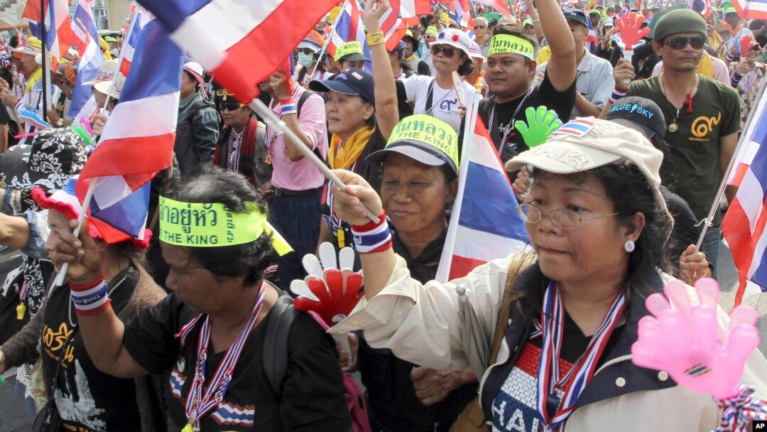 Para demonstran anti pemerintah melakukan unjuk rasa di Bangkok, Thailand (7/1). Oposisi mengancam akan memboikot pemilu bulan depan. 