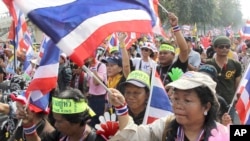 Demontran anti-pemerintah mengibarkan bendera Thailand sambil berpawai memadati jalanan ibukota Thailand, Bangkok (7/1).