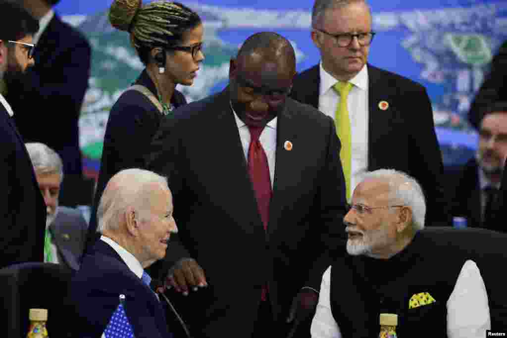 El presidente de Estados Unidos, Joe Biden, el presidente de Sudáfrica, Cyril Ramaphosa, y el primer Ministro de la India, Narendra Modi, hablan durante la cumbre del G20.