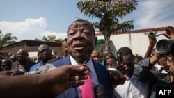 Lambert Mende mokambi ya CCU-A (Convention des Congolais unis et alliés) mpe candidat ya maponami ya ebonga ya mokambi ya etuka ya Sankuru, awa na Kinshasa, 13 avril 2015