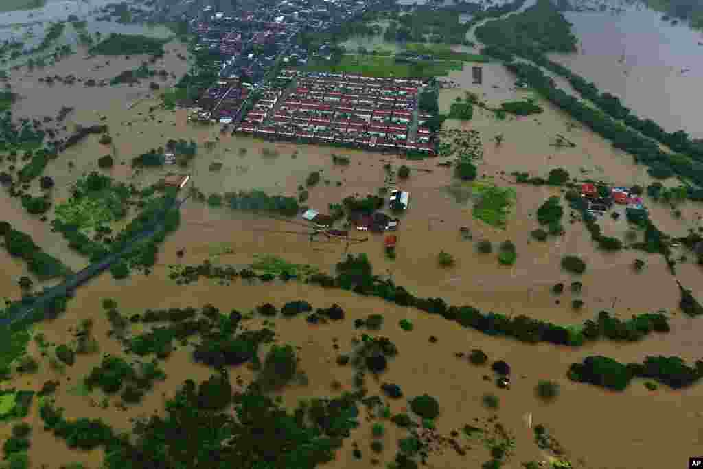 Banjir merendam kota Itapetinga di wilayah selatan negara bagian Bahia, Brazil, Minggu, 26 Desember 2021. (Foto: AP/Manuella Luana)