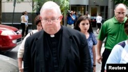 Monseñor William Lynn, que fue secretario del clero para la arquidiócesis, pasará de tres a seis años en prisión por trasladar a un reconocido sacerdote pedófilo a la parroquia de Filadelfia.
