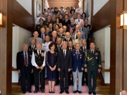 2019년 6월 미국 내 한국전쟁 참전용사들이 6.25전쟁 발발 69주년을 맞아 한국대사관이 마련한 오찬 행사에 참석한 후 기념사진을 찍고 있다.