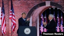 El presidente Donald Trump señala al vicepresidente Mike Pence al término de su intervención en la Convención Nacional Republicana, en Fort McHenry, Maryland, el 26 de agosto de 2020.