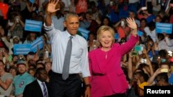 Presiden AS Barack Obama bersama Hillary Clinton saat kampanye bersama di Charlotte, North Carolina, 5 Juli lalu (foto: dok). 