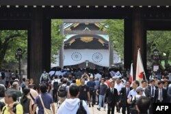 Warga Jepang mengunjungi Kuil Yasukuni di Tokyo, Rabu, 15 Agustus 2023 untuk memperingati 78 tahun menyerahnya Jepang dalam Perang Dunia 1945. (Foto: Kazuhiro Nogi/AFP)