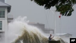 شدت باد آیدا همچنین باعث افزایش سطح آب دریاچه پونچارترین در نیواورلئان شده است - ۷ شهریور ۱۴۰۰