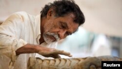 ARCHIVO - El artista plástico mexicano Francisco Toledo trabaja en su escultura "La Lagartera", en Monterrey, México, el 18 de julio de 2008. Toledo falleció el jueves 5 de septiembre de 2019. Reuters/Tomás Bravo.