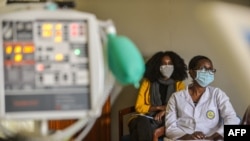 Des médecins d'Ethiopie suivent une formation sur l'utilisation de ventilateurs mécaniques pour les patients COVID-19 au Centre médical américain (American Medical Center/AMC) à Addis-Abeba, en Éthiopie, le 1er avril 2020. (Photo de Michael Tewelde / AFP)