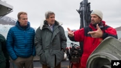 US Secretary of State John Kerry, center, and Norwegian Foreign Minister Borge Brende, left, listen to Jan-Gunnar Winther, director of the Norwegian Polar Institute, during a tour the Blomstrand Glacier, June 16, 2016, in Ny-Alesund, Norway. 