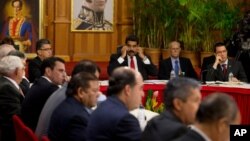 El presidente de Venezuela, Nicolás Maduro, recibió a los cancilleres de UNASUR y miembros de la oposición del país para inciar el primer diálogo de paz.