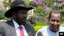 Presiden Sudan Selatan Salva Kiir (kiri) berbicara kepada media di ibukota Juba (foto: dok).