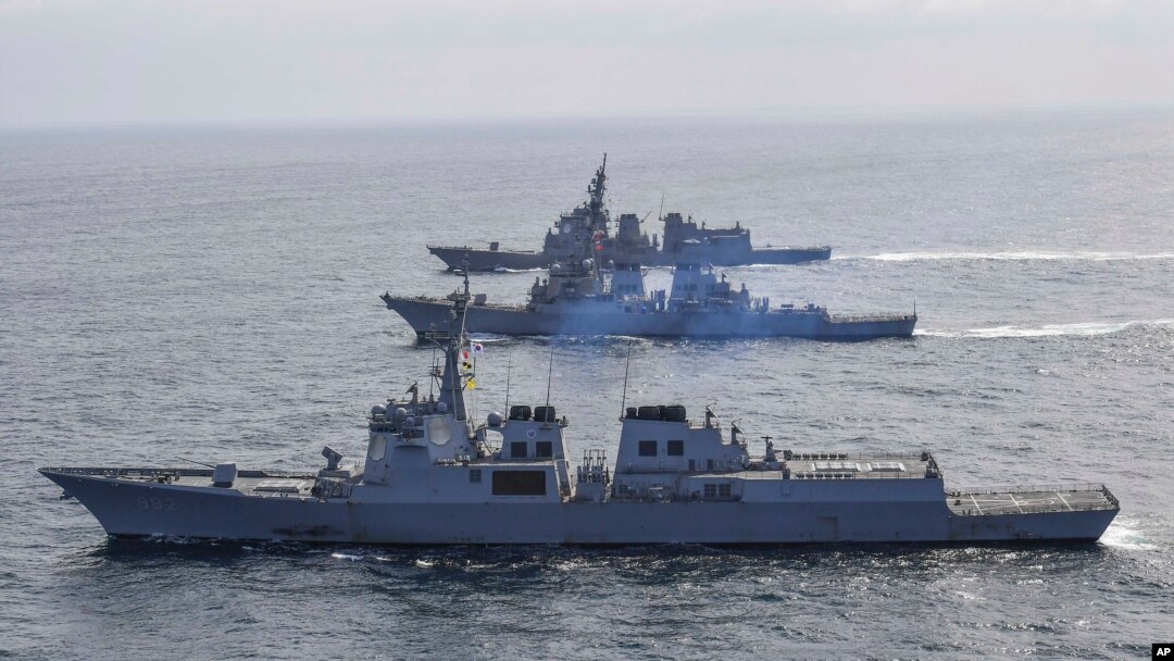 Kapal perusak AL Korea Selatan Yulgok Yi I, bawah, kapal perusak berpeluru kendali AL AS USS Benfold dan kapal perusak Pasukan Bela Diri Maritim Jepang Atago, dalam latihan pertahanan bersama di Semenanjung Korea, Senin 17 April 2023. (Foto: via AP)