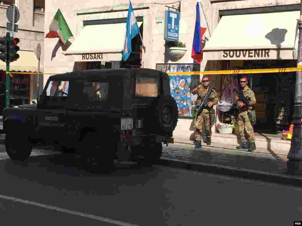 Servicios de seguridad del Vaticano custodiaron la ceremonia. [Foto: Celia Mendoza, VOA].