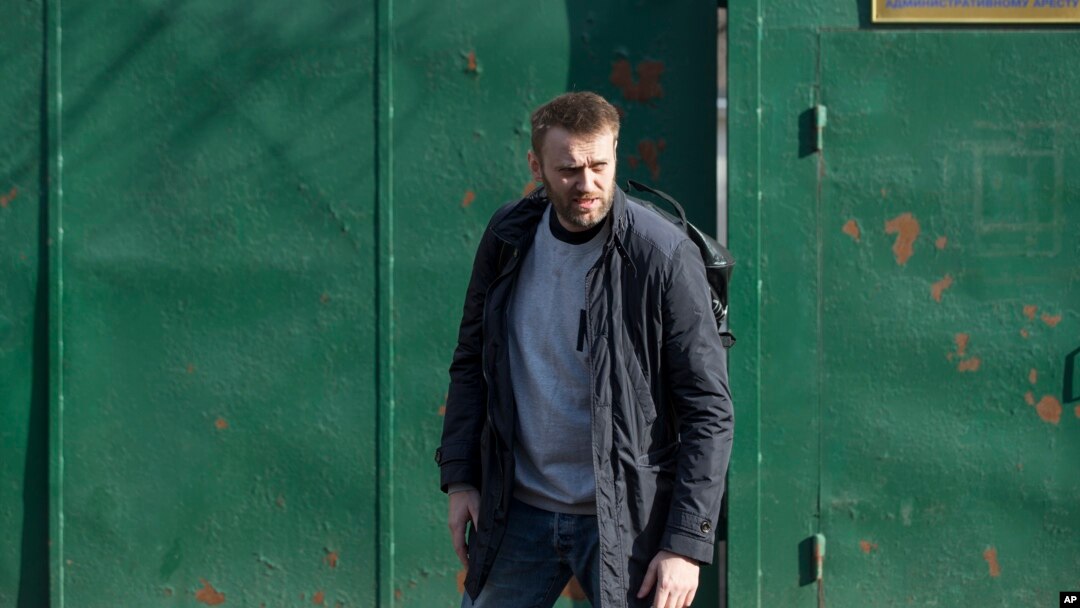 Russian opposition activist Alexei Navalny leaves a detention center in Moscow, Russia, March 6, 2015. 