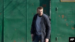 Russian opposition activist Alexei Navalny leaves a detention center in Moscow, Russia, March 6, 2015. 