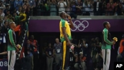 ဂျမေကာ အပြေးသမား ရွှေတံဆိပ်ဆုရှင် Usain Bolt (အလယ်)။