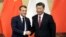2019年11月6日,中国国家主席习近平和法国总统马克龙在人民大会堂举行联合记者会后握手.