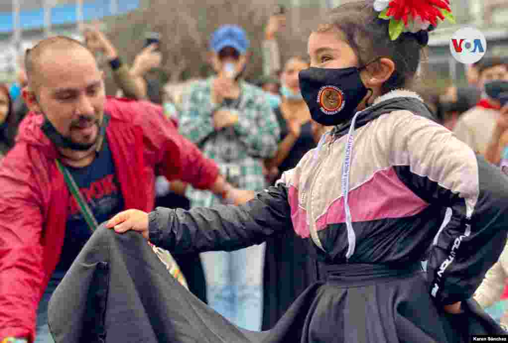 Los ni&#241;os no se escapan de las manifestaciones pac&#237;ficas. Una peque&#241;a bailarina anima el encuentro.