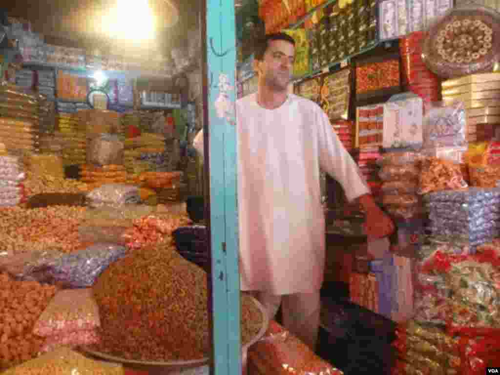 یکتن ازدوکانداران شهرتالقان: "اکثریت مردم به پیشه دهقانی مصروف هستند محصولات زراعتی شان را بسیار به نرخ پایین دربازار به فروش میرسانند درحالیکه قیمت یک لباس تابه 1