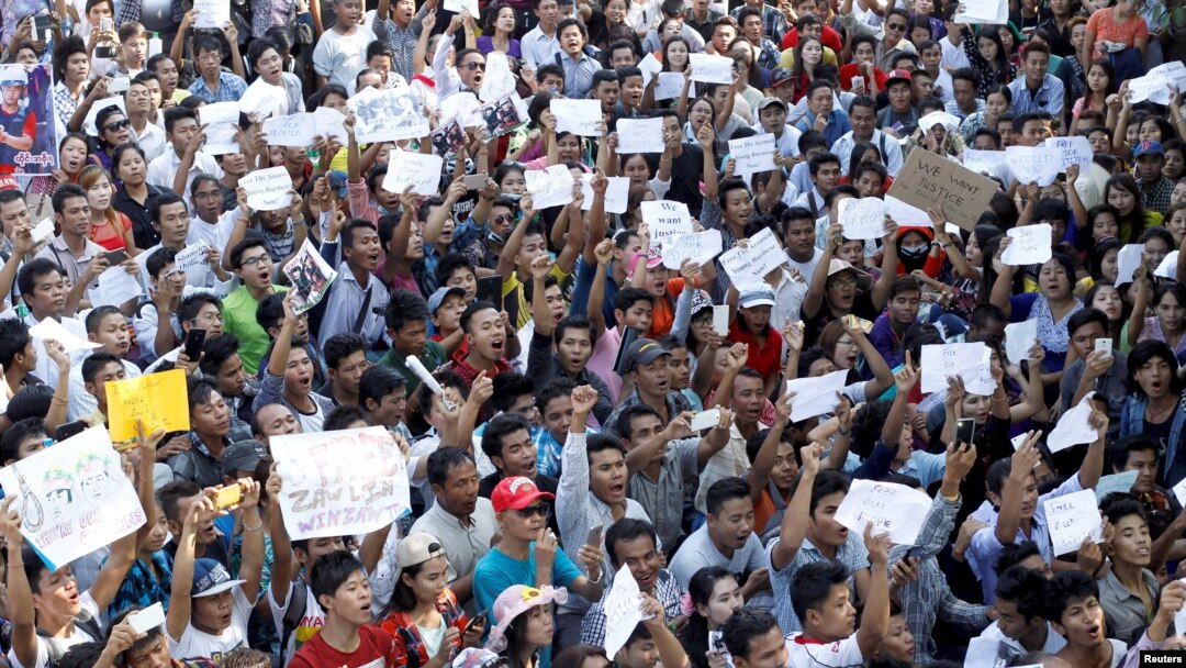 Para demonstran memegang poster dalam sebuah protes mendukung Zaw Lin dan Win Zaw Htun, dua pekerja pendatang dari Myanmar di Thailand, di depan kedutaan besar Thailand di Yangon, 25 Desember 2015.