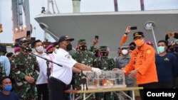 Mentri Perhubungan Budi Karya Sumadi, Panglima TNI Hadi Tjahjanto, bersama Tim SAR gabungan saat menggelar konferensi pers soal FDR Sriwijaya Air SJ 182 di JICT 2 Jakarta pada Selasa (12/1/2021). (Foto: Basarnas)