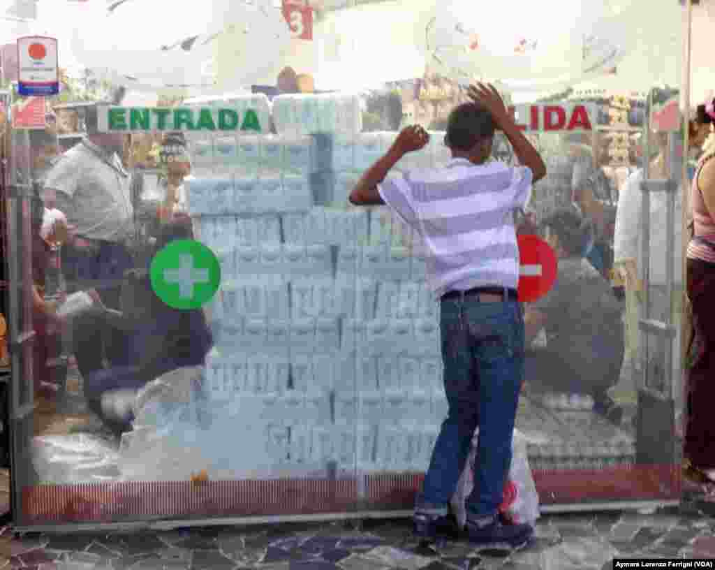 A causa de la escasez, los venezolanos están literalmente "a la caza" de los escasos productos para poder comprarlos.