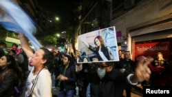 Un grupo de ciudadanos muestra su apoyo a la vicepresidenta Cristina Fernández de Kirchner en las calles de Buenos Aires, el 2 de septiembre de 2022, tras el intento de magnicidio sufrido por la exmandataria.