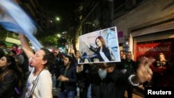 Un grupo de ciudadanos muestra su apoyo a la vicepresidenta Cristina Fernández de Kirchner en las calles de Buenos Aires, el 2 de septiembre de 2022, tras el intento de magnicidio sufrido por la exmandataria.