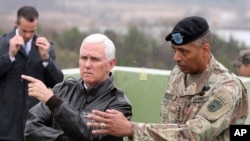 Wapres AS Mike Pence (kiri) diberi penjelasan oleh Komandan untuk Komando Pasukan untuk PBB, Pasukan AS untuk Korea dan Komando Pasukan Gabungan, Jenderal AS Vincent Brooks (kanan), di Pos Observasi Ouellette, Zona Demiliterisasi (DMZ), dekat desa perbatasan Panmunjom, Korea Selatan, 17 April 2017. (AP Photo/Lee Jin-man)