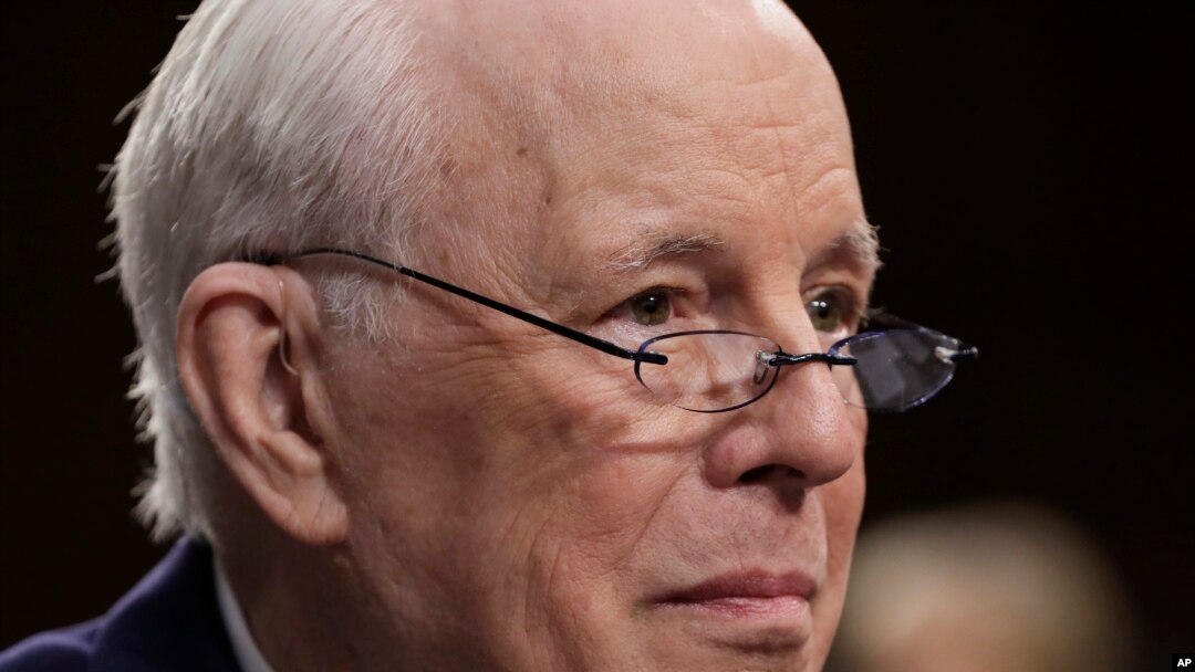 John Dean, mantan pengacara Presiden Richard Nixon, bergabung dengan sejumlah saksi dari berbagai kalangan, saat memberikan kesaksian untuk calon Hakim Agung pilihan Presiden Donald Trump, Brett kavanaugh, di Capitoll Hill, 7 September 2018. 