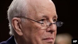 John Dean, mantan pengacara Presiden Richard Nixon, bergabung dengan sejumlah saksi dari berbagai kalangan, saat memberikan kesaksian untuk calon Hakim Agung pilihan Presiden Donald Trump, Brett kavanaugh, di Capitoll Hill, 7 September 2018. 