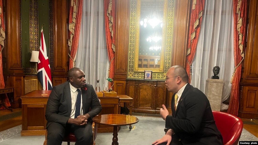 英國外相林德偉（David Lammy，又譯拉米）與壹傳媒創辦人黎智英的兒子黎崇恩見面 (照片來源：黎崇恩社交媒體X網站)