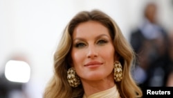 Model Gisele Bundchen tiba di Metropolitan Museum of Art Costume Institute Gala (Met Gala) untuk pembukaan acara peragaan busana, di Manhattan, New York, 7 Mei 2018.