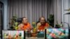 Biksu Buddha Phra Maha Sompong Talaputto dan Phra Maha Paiwan Warawanno menjadi pembawa acara obrolan selama siaran langsung Facebook, di sebuah kuil di Bangkok, Thailand, 17 September 2021. (Foto: REUTERS/Arthon Pookasook)