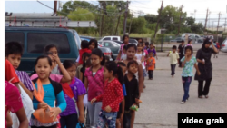 Tahun 2012 yang lalu, "Ied Ul Fitr Toy Drive" membagikan sekitar 175 mainan baru untuk komunitas pengungsi Burma di wilayah Houston, Texas. (Foto: courtesy).