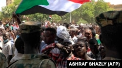 Des manifestants soudanais participent à un rassemblement demandant la dissolution du gouvernement de transition, devant le palais présidentiel à Khartoum, le 16 octobre 2021.