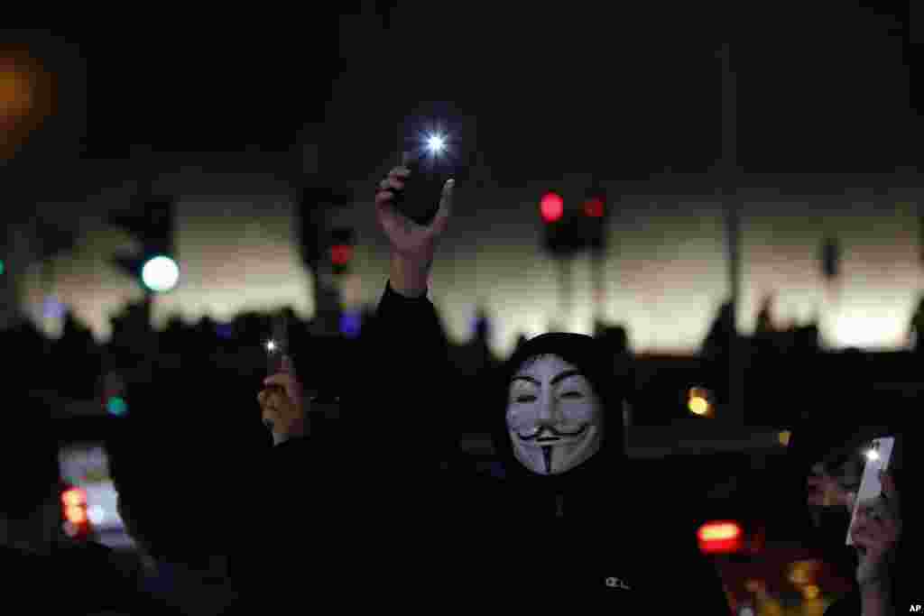 Los manifestantes levantan las luces de sus teléfonos móviles mientras forman una cadena humana en la víspera de Año Nuevo en Hong Kong. 