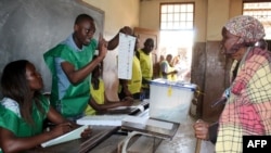 Une femme dans un bureau de vote lors des élections locales au Mozambique, le 10 octobre 2018.