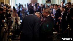 Senator Bob Menendez berbicara dengan Senator Chuck Schumer hari Rabu (18/7), sebelum memberikan pernyataan kepada media di gedung Capitol, Washington DC mengenai KTT Trump-Putin di Helsinki.