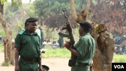 Nesta foto de arquivo, ex-guerrilheiros da Renamo (J. Jackson/VOA) 