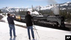 Kereta uap melewati pegunungan Sierra Nevada di Norden, California. 