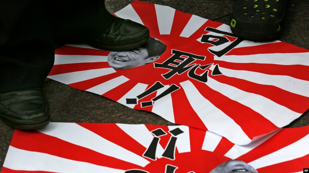 Demonstran anti-Jepang di Hong Kong menginjak-injak bendera militer Jepang. (Foto: Dok)