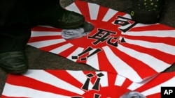 Demonstran anti-Jepang di Hong Kong menginjak-injak bendera militer Jepang. (Foto: Dok)