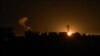 انفجار و دود ناشی از بمباران رفح در جنوب نوار غزه از سوی ارتش اسرائیل - دوشنبه ۲۳ بهمن‌