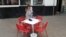 Una imagen que ilustra el alivio de los confinamientos en España. Una camarera limpia una mesa solitaria de un restaurante en Sevilla el 11 de mayo de 2020.