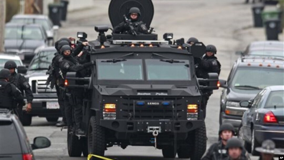Polisi melakukan patroli di kawasan Watertown, Massachusetts, sementara mereka terus mencari tersangka pelaku pemboman Marathon Boston, Dzhokhar Tsarnaev, 19 tahun, yang masih buron (19/4). 